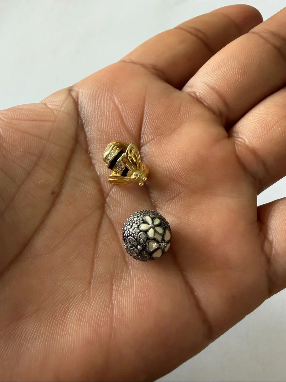 PANDORA- POETIC BLOOMS CLIP and bee